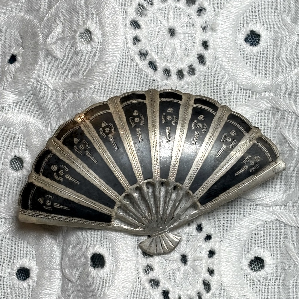 Siam Vintage Sterling Silver Niello Enamel Fan. In good condition.